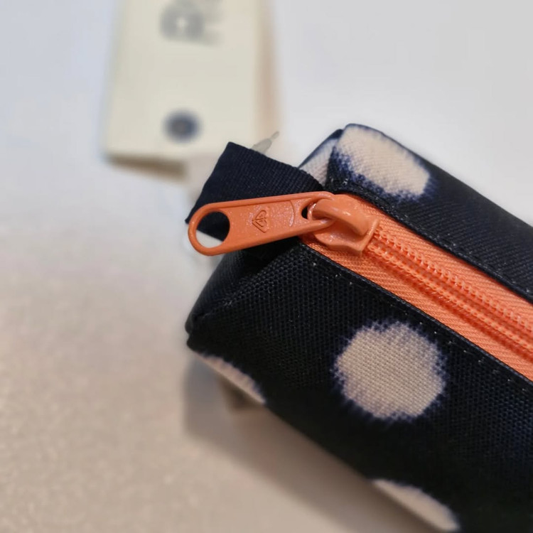 سورمه ای خال خال